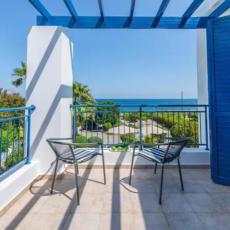 别墅 In Sleeps 6 With Pool Air Con And Wifi *