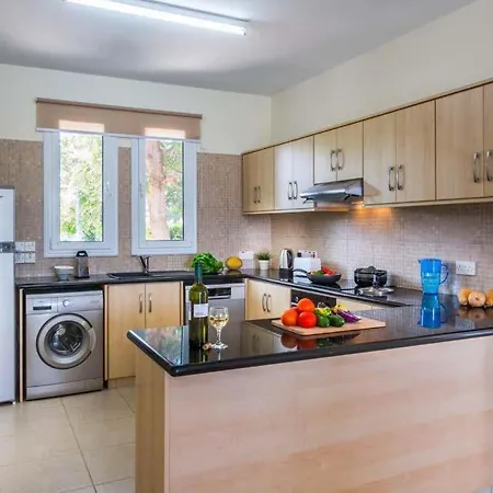In Sleeps 6 With Pool Air Con And Wifi 拉基