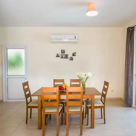 别墅 In Sleeps 6 With Pool Air Con And Wifi