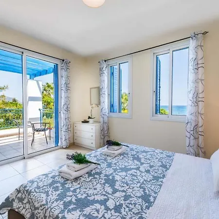 别墅 In Sleeps 6 With Pool Air Con And Wifi *