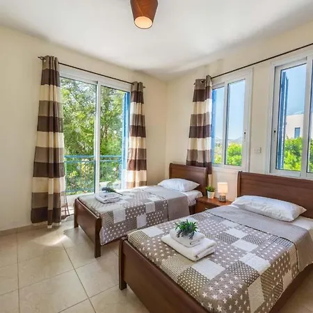 In Sleeps 6 With Pool Air Con And Wifi