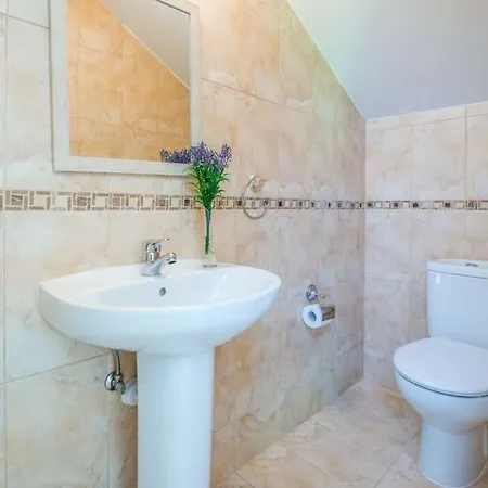 In Sleeps 6 With Pool Air Con And Wifi 拉基