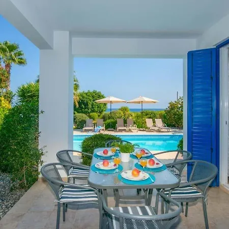 In Sleeps 6 With Pool Air Con And Wifi Латхи
