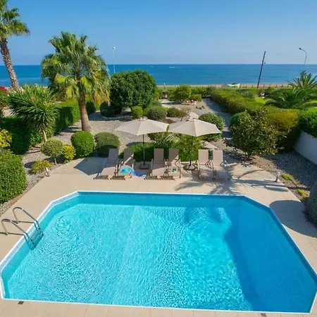 In Sleeps 6 With Pool Air Con And Wifi * Латхи
