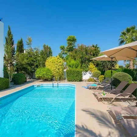 In Sleeps 6 With Pool Air Con And Wifi * Латхи