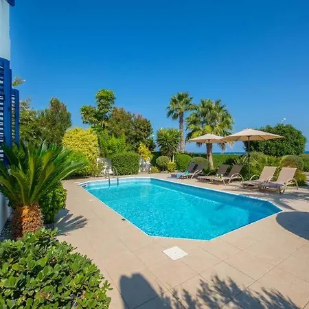 In Sleeps 6 With Pool Air Con And Wifi * Латхи
