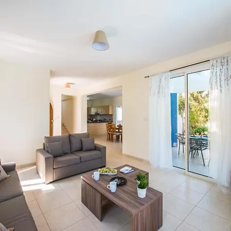 In Sleeps 6 With Pool Air Con And Wifi *