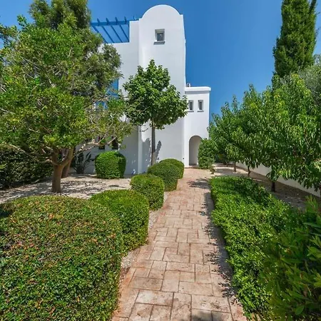 Вилла In Sleeps 6 With Pool Air Con And Wifi Латхи