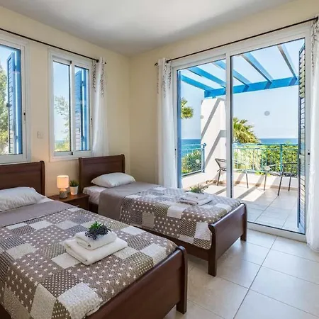 Villa In Sleeps 6 With Pool Air Con And Wifi Lachi