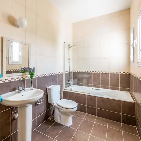 In Sleeps 6 With Pool Air Con And Wifi Вилла