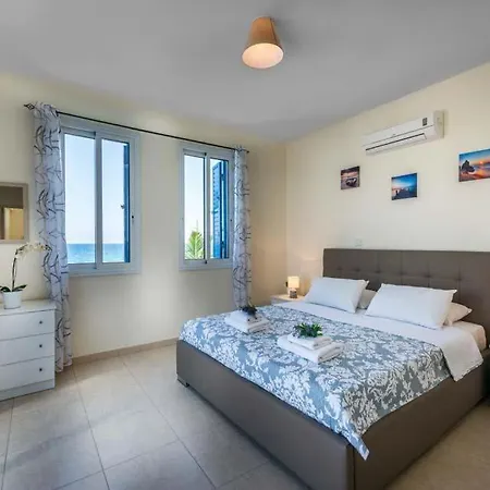 In Sleeps 6 With Pool Air Con And Wifi * Латхи