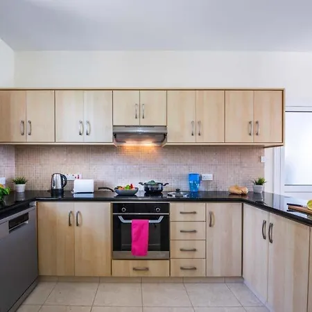 Villa In Sleeps 6 With Pool Air Con And Wifi