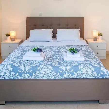 Вилла In Sleeps 6 With Pool Air Con And Wifi